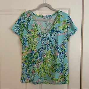 Lilly Pulitzer v-neck t-shirt. Size XL